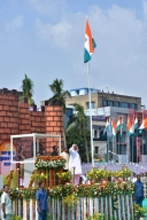 पटनायक ने किया ध्वजारोहण, शहीद हुए कोविड योद्धाओं को दी श्रद्धांजलि